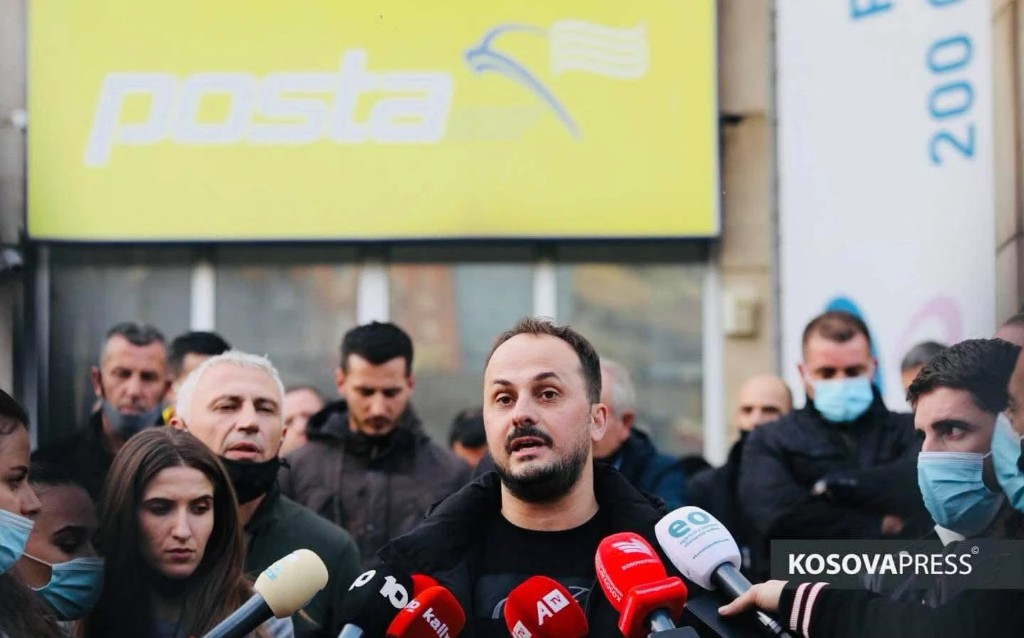 Konferencë për shtyp para logove të Postës së Kosovës.