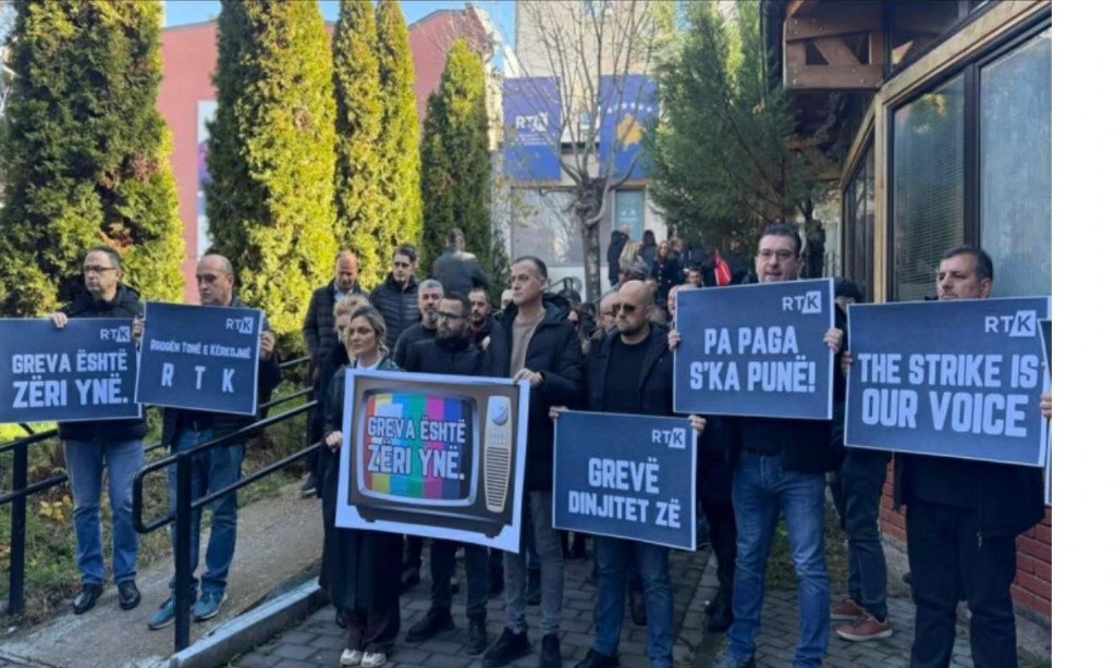 Protestë e punëtorëve me pankarta.