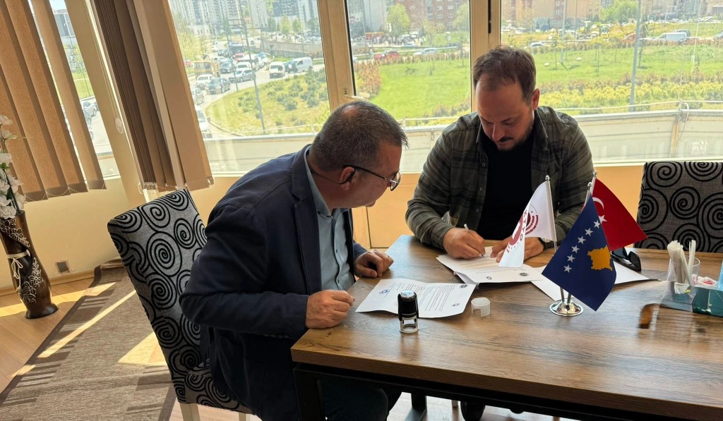 Nënshkrim dokumentesh në takim zyrtar.